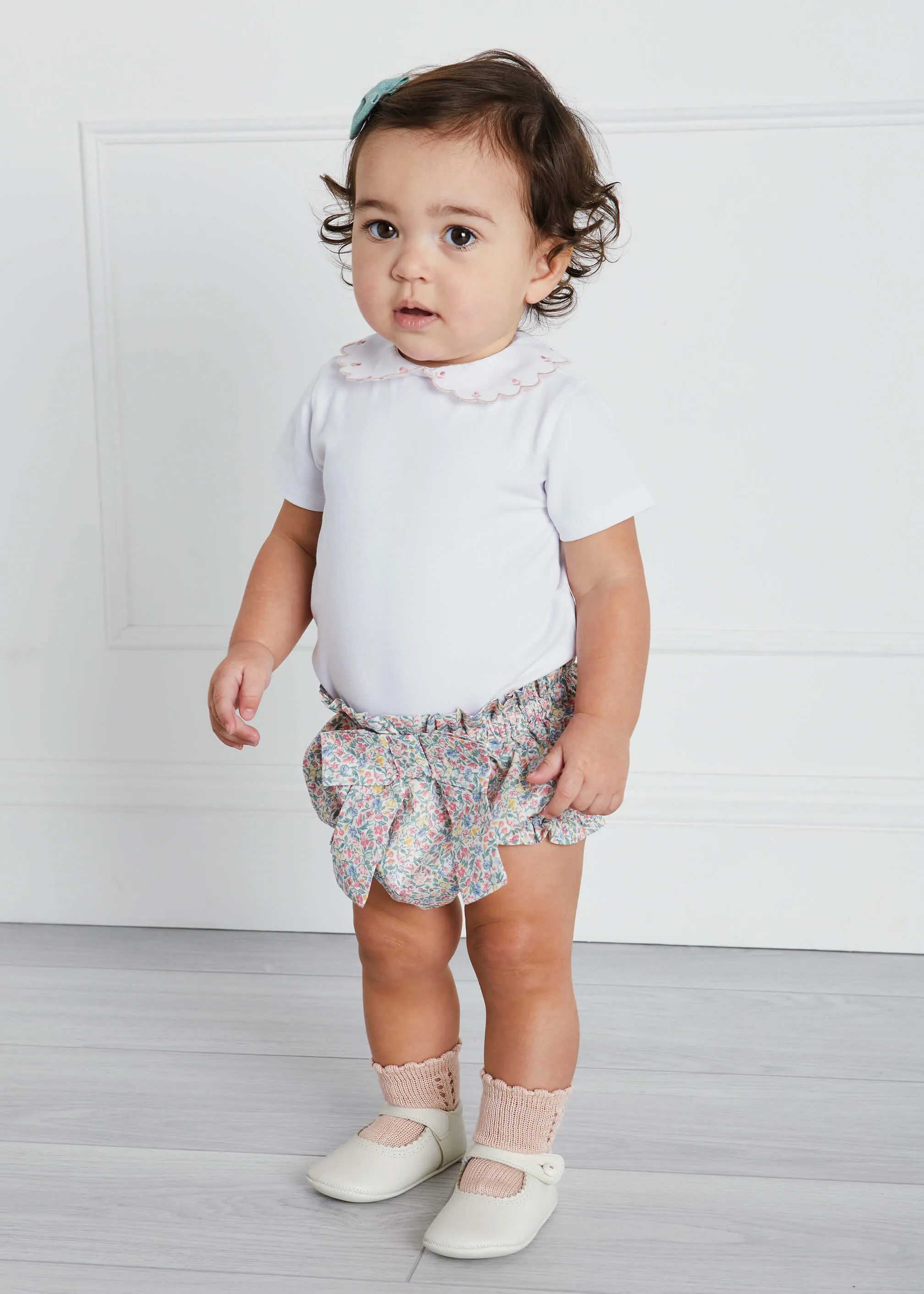 Floral Embroidered Scallop Collar Short Sleeve Bodysuit in Pink (0mths-2yrs)